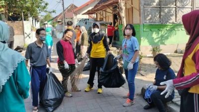 Di Sebuah Dusun, Polisi Ganti Seragam Patroli dengan Cangkul dan Sekop