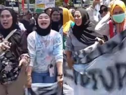 “Bukan Nenekmu yang Bikin Jalan”, Spanduk Emak-emak Adang Pendemo di Bantaeng