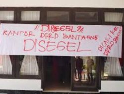Puluhan Buruh Segel Kantor DPRD Bantaeng, Protes Gagalnya RDP dengan PT Huadi