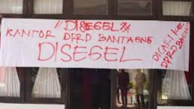 Puluhan Buruh Segel Kantor DPRD Bantaeng, Protes Gagalnya RDP dengan PT Huadi